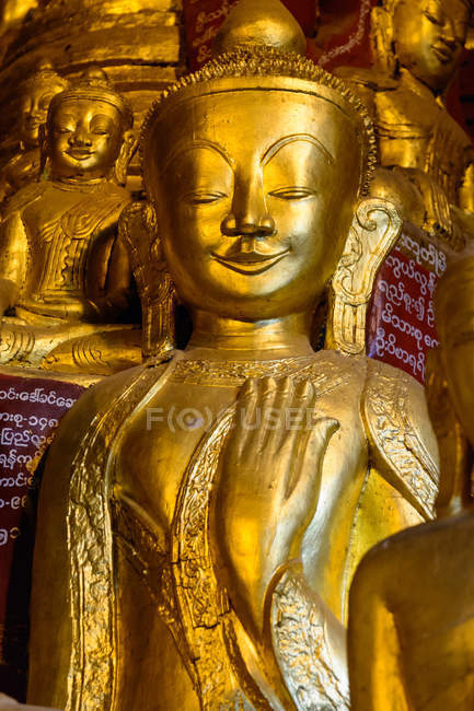 Myanmar (Burma), Shan, Pindaya, Buddha statue in magnificent cave of Pindaya — Stock Photo