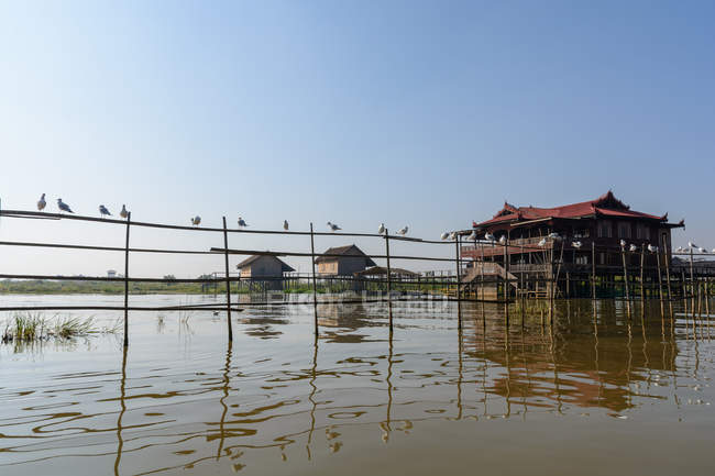 Myanmar (Birmânia), Shan, Taunggyi, passeio de barco no Lago Inle, construções de madeira e cabana à beira-mar — Fotografia de Stock