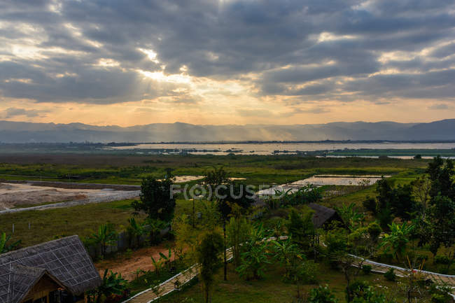 Мьянма (Бирма), Шань, Таунгьи, Вид с воздуха на озеро — стоковое фото