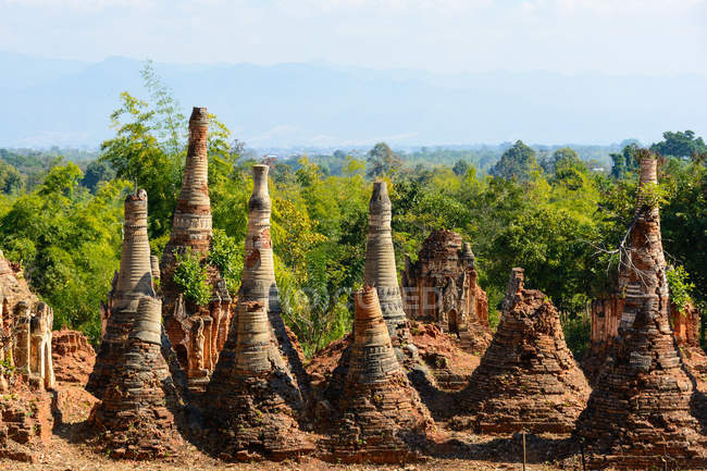 Myanmar (Birmania), Shan, Taunggyi, ruinas pagodas en Indein - foto de stock