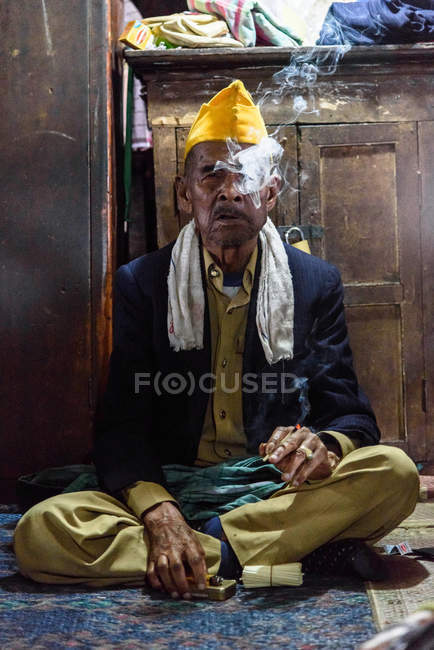 Village cold, retrato de homem asiático fumante no quarto, Kabubaten Karo, Sumatera Utara, Indonésia — Fotografia de Stock