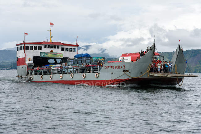 Indonésie, Sumatera Utara, Kabudata Samosir, ferry au lac Toba — Photo de stock