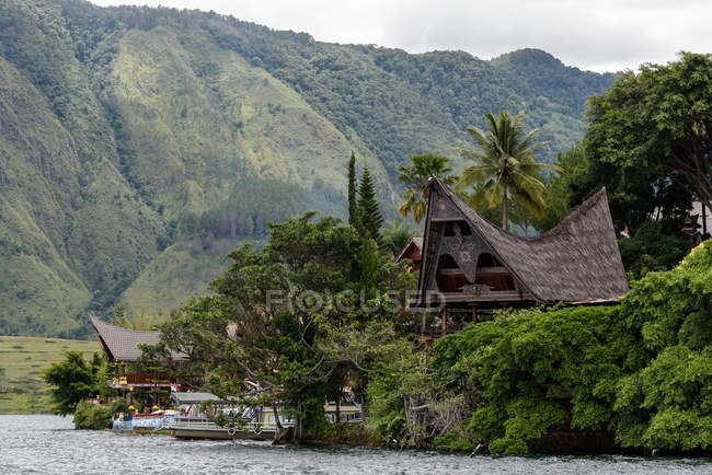 Indonesia, Sumatera Utara, Kabudata Samosir, дерев'яні хатини на озері Тоба сценічний вид — стокове фото