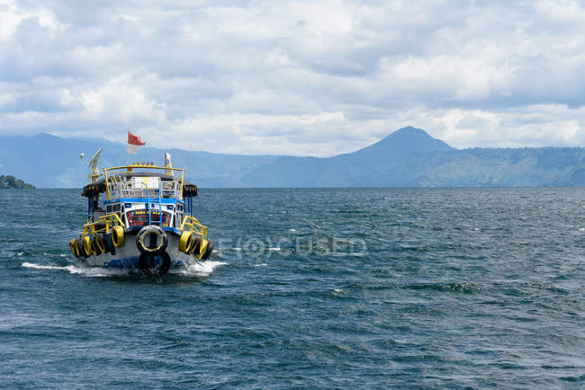 Indonésia, Sumatera Utara, Kabudata Samosir, barco no Lago Toba — Fotografia de Stock