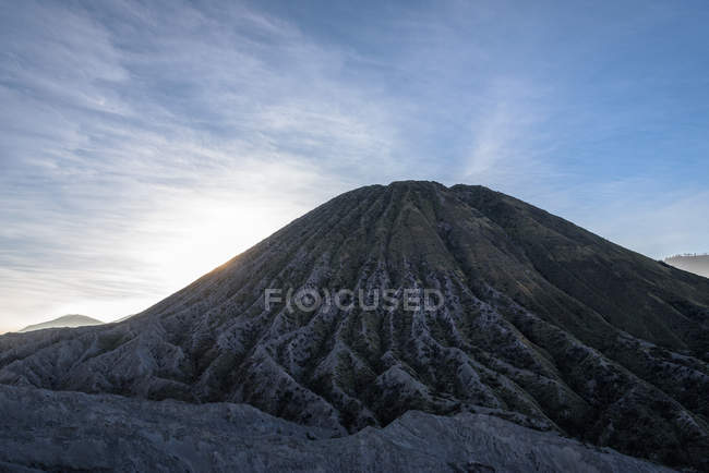 Indonesien, Java Timur, Probolinggo, Vulkan Bromo im Gegenlicht — Stockfoto
