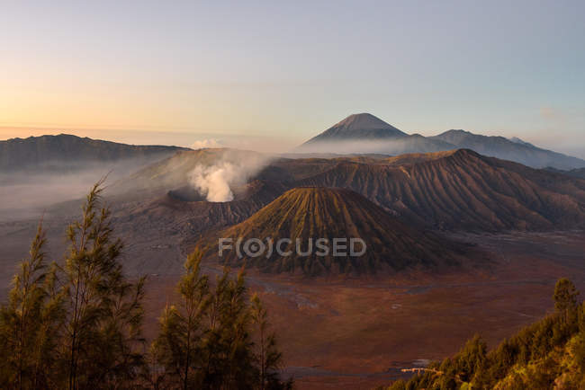Індонезія, Тимур Java, Probolinggo, Схід сонця на бром точки зору на Cemoro-Lewang. Передній частині бром, позаду вулкан Semeru — стокове фото