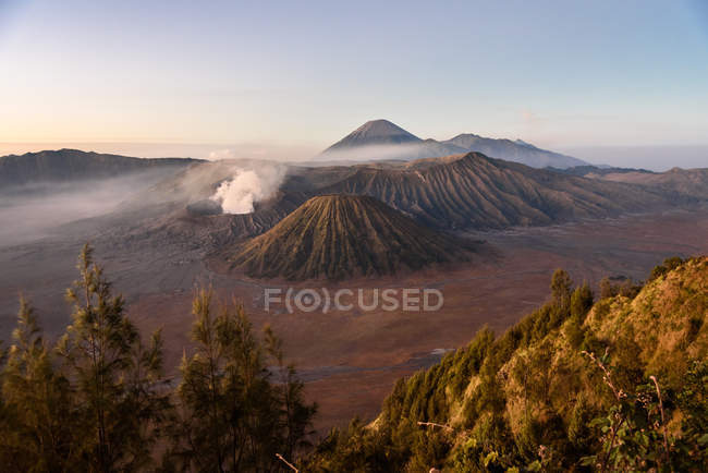 Indonésie, Java Timur, Probolinggo, lever de soleil au belvédère de Bromo à Cemoro-Lewang. Devant le Bromo, derrière le volcan Semeru — Photo de stock