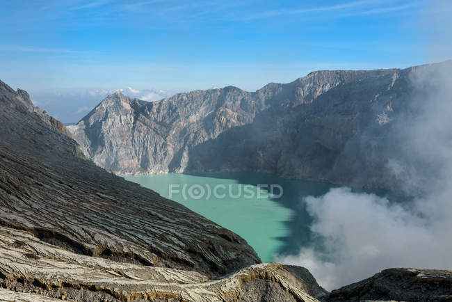 Indonésia, Java Timur, Kabudaten Bondowoso, lago cratera vulcânica Ijen — Fotografia de Stock