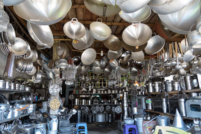 Metal kitchenware at street market, Kabanyat Banyuwangi, Java Timur,Indonesia — Stock Photo