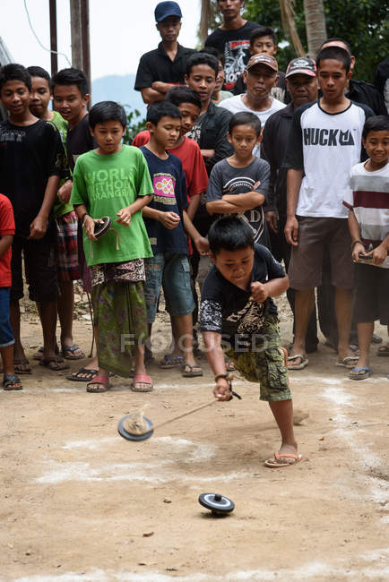 KABUL BULELENG, BALI, INDONESIA - 17 de agosto de 2015: competencia de gimnasia para los jóvenes del pueblo. El alcalde es un árbitro. - foto de stock