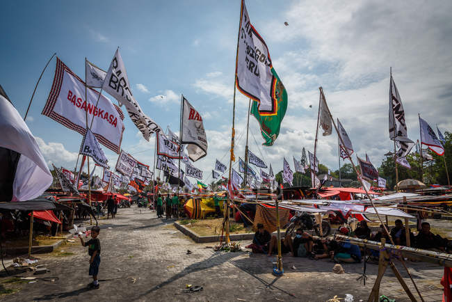 Индонезия, Бали, Кота Денпасар, Фестиваль дельтапланеризма Мел Танджунг в Сануре — стоковое фото
