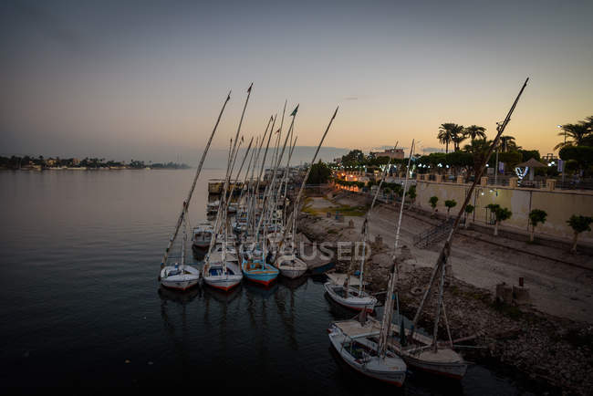 Egitto, Luxor Gouvernement, Luxor, vista dalla nave da crociera sul porto — Foto stock
