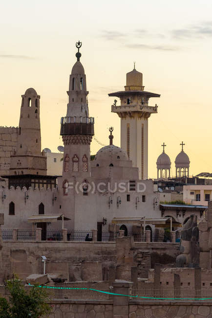Égypte, gouvernement Louxor, Louxor, bâtiment Abu El-Haggag contre le coucher du soleil — Photo de stock