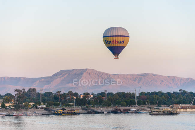 Ballon survolant la côte du Nil, Louxor, Gouvernement Louxor, Egypte — Photo de stock