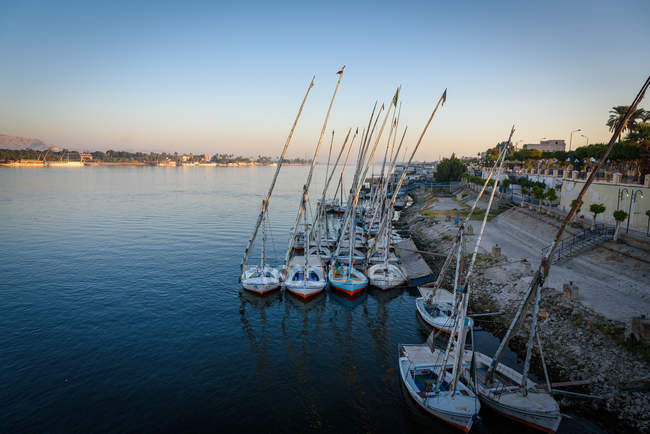 Egito, Luxor, vista do porto com barcos à vela no evenig — Fotografia de Stock