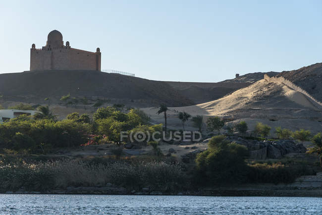 Egito, Aswan Gouvernement, Aswan, Vista panorâmica da catarata do Nilo e fundo com mausoléu de Aga Khan — Fotografia de Stock