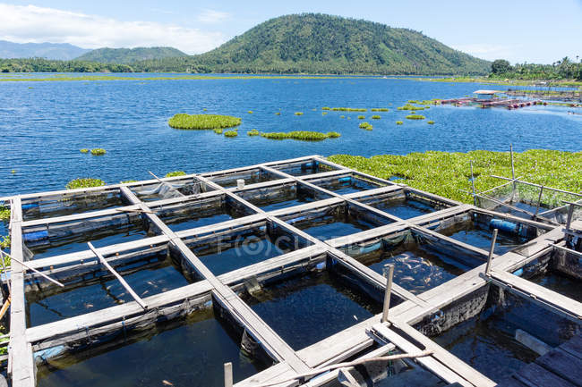 Cages à poissons à Galela sur le nord de Molikken, Kabupaten Halmahera Utara, Maluku Utara, Indonésie — Photo de stock