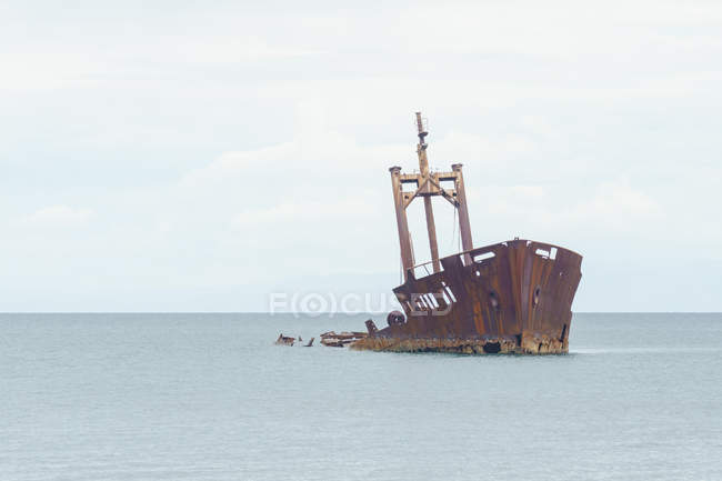 Indonesien, Maluku Utara, Kabupaten Halmahera Utara, Wrack im Meer bei Malifut auf North Molikken — Stockfoto