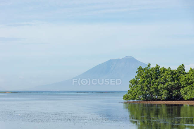 Indonesia, Maluku Utara, Kabupaten Halmahera Barat, volcano at the sea in Jailolo on northern Molikken — Stock Photo