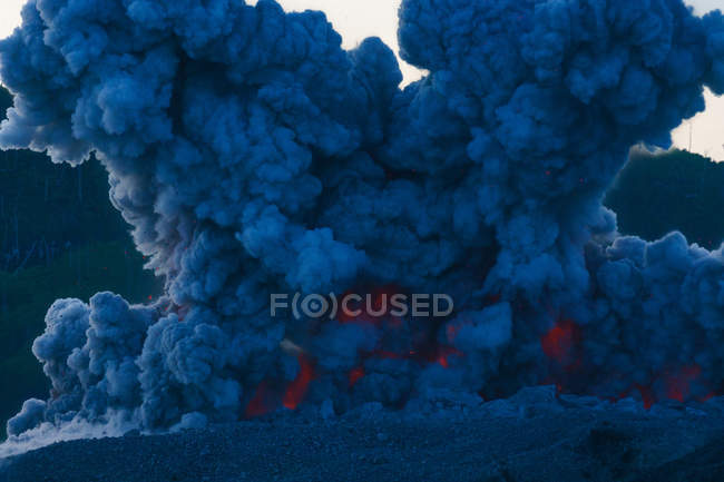 Індонезія, Малуку Утара, Кабупатон Гальмахера Барат, хмари щільного диму над діючим вулканом Ібу на півночі Молікен — стокове фото