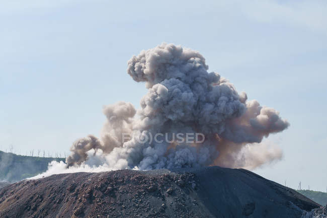 Indonésie, Maluku Utara, Kabupaten Halmahera Barat, nuages de fumée au-dessus du volcan actif Ibu sur le nord de Molikken — Photo de stock
