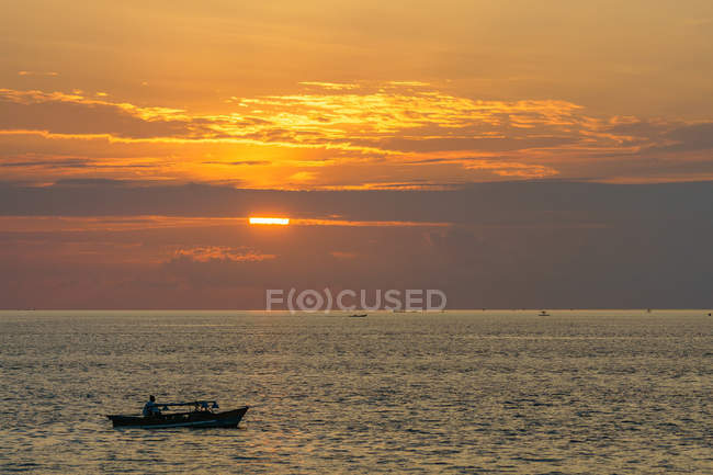 Indonésia, Sulawesi Utara, Kota Manado, Barco de pesca ao pôr do sol em lago silencioso em Manado em Sulawesi Utara — Fotografia de Stock