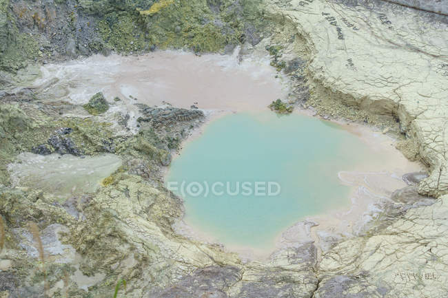 Indonesia, Sulawesi Utara, Kota Tomohon, crater with sulfur of volcano Kentur Mahawu on Sulawesi Utara — Stock Photo