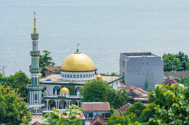 Indonésia, Sulawesi Selatan, Kota Pare-Pare, Mesquita por mar em Pare-Pare em Sulawesi Selatan — Fotografia de Stock