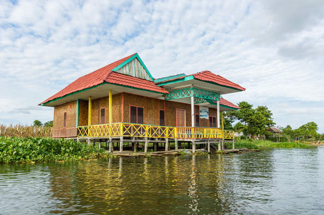 Indonesia, Sulawesi Selatan, Kabupaten Wajo, Casa colorata su palafitte in acqua nel lago Danau Tempe su Sulawesi Selatan — Foto stock