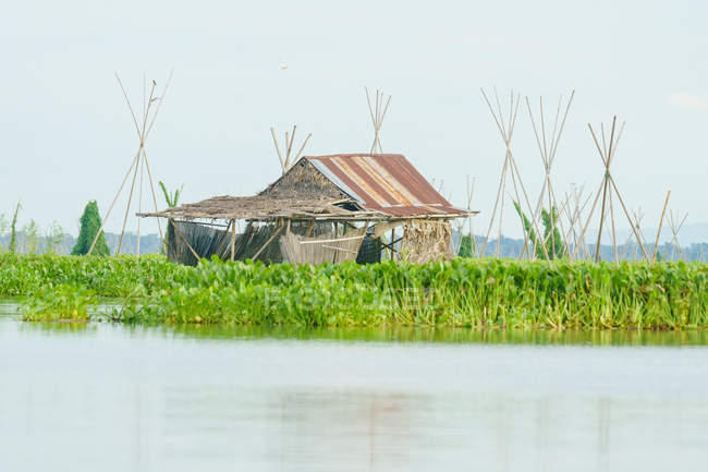 Indonesia, Sulawesi Selatan, Kabppaten Soppeng, produzione alimentare in acqua, lago Danau Tempe — Foto stock