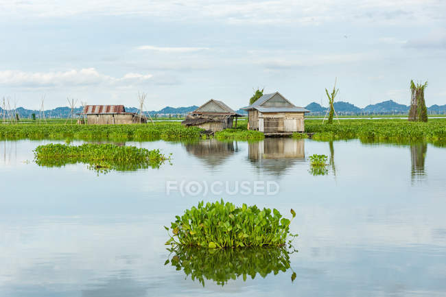 Indonesia, Sulawesi Selatan, Kabupaten Soppeng, chozas en el agua, Danau Tempe lago - foto de stock