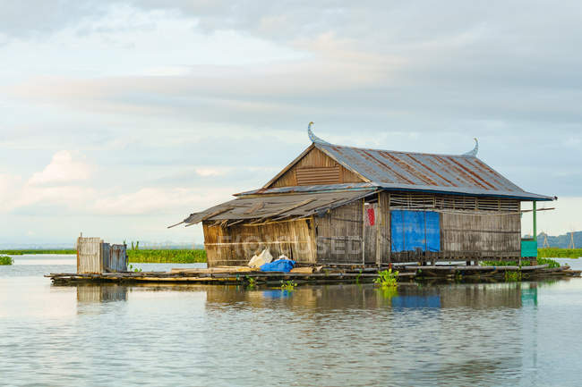 Индонезия, Сулавеси Селатан, Кабупатен Сенг, деревянная хижина на воде, озеро Данау — стоковое фото