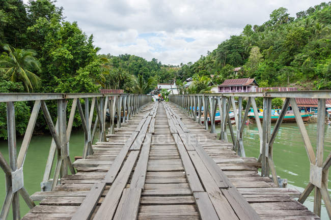 Indonesia, Sulawesi Selatan, Kabuki Bulukumba, wooden foot towards boat dock on Sulawesi Selatan — Stock Photo