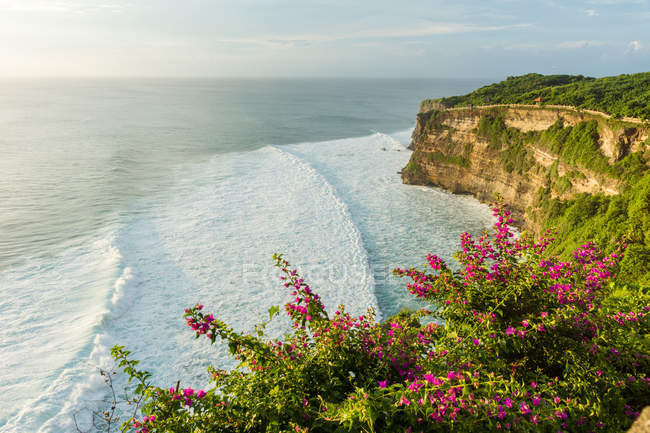 Indonésia, Bali, Badung Kabudaten, paisagem marinha cênica com costa rochosa pelo oceano — Fotografia de Stock