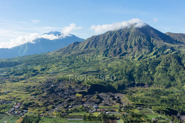 Индонезия, Бали, Каблиатен Бангли, горный пейзаж с вулканом Батур — стоковое фото