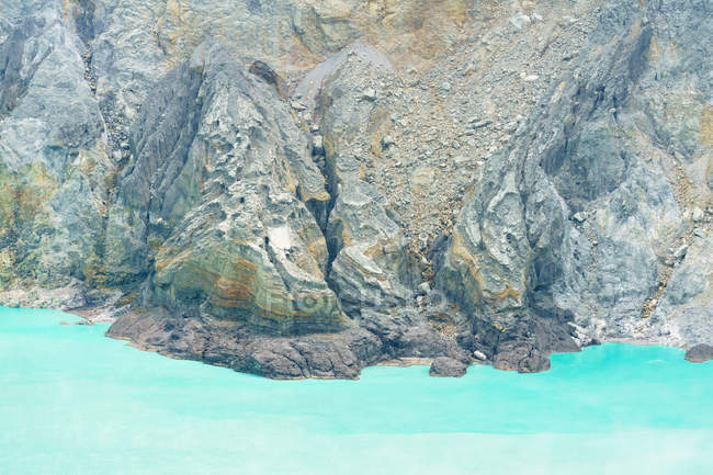 Індонезія, Ява-Тимур, Кабудатон-Бондово, скелі над водою вулкану Іджен — стокове фото