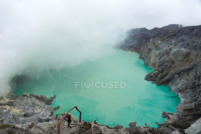 Indonesia, Java Timur, Kabukins Bondowoso, roccia nera al lago turchese blu sul vulcano Ijen — Foto stock