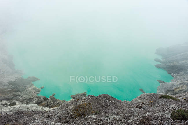 Indonesien, java timur, kabukins bondowoso, Nebelschwade über türkisblauem Wasser auf dem Vulkan ijen — Stockfoto