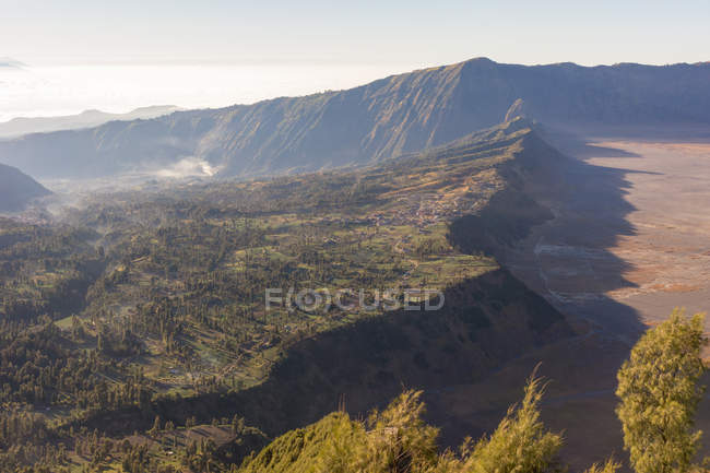 Indonesia, Java Timur, Probolinggo, vista aérea de la aldea local en el volcán Bromo - foto de stock