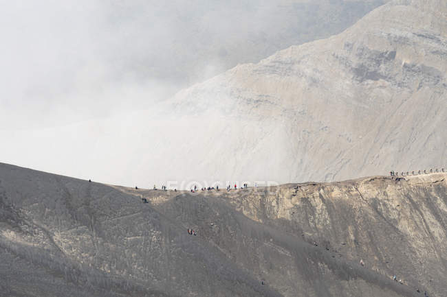 Indonesia, Java Timur, Probolinggo, grupo de turistas por el cráter Volcán Bromo - foto de stock