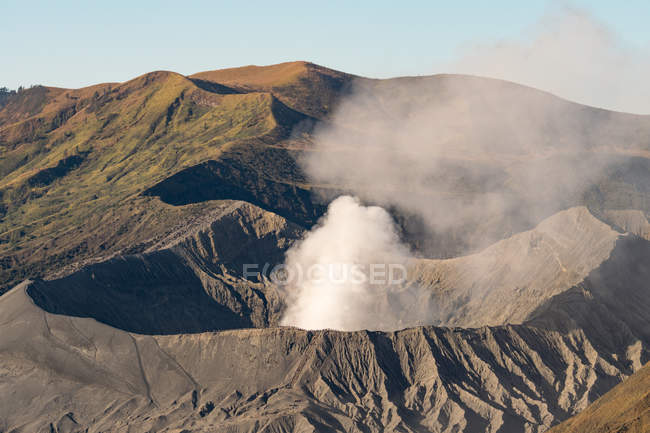 Indonesia, Java Timur, Probolinggo, Vulcano Bromo cratere fumante — Foto stock