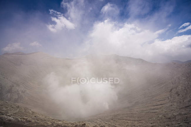 Indonesien, java timur, probolinggo, rauchender Krater des Vulkans Bromo — Stockfoto