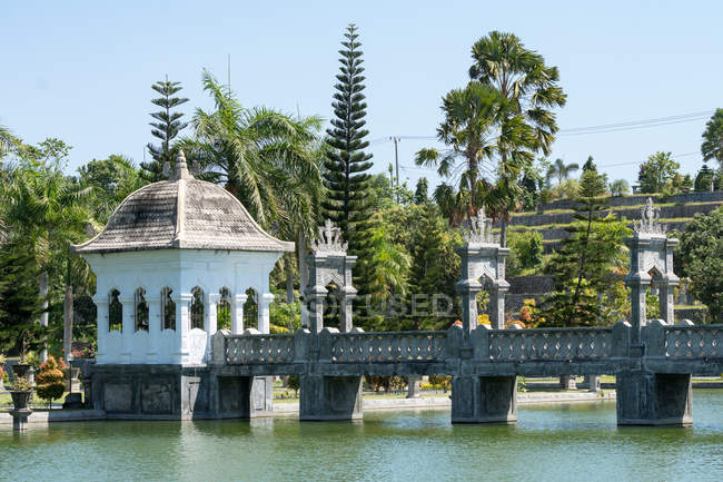 Indonésia, Bali, Karangasem, ponte no jardim do castelo de água Abang — Fotografia de Stock