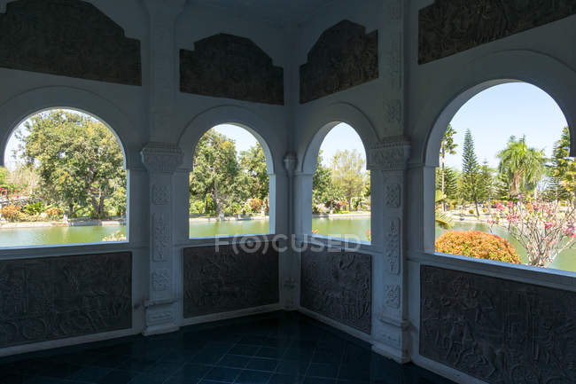 Indonesia, Bali, Karangasem, Veduta sul giardino attraverso le finestre ad arco del castello d'acqua Abang — Foto stock