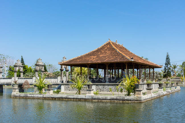 Indonesien, bali, karangasem, Pavillon in der Wasserburg abang am Meer — Stockfoto