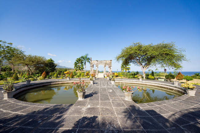 Indonesia, Bali, Karangasem, Vistas panorámicas desde el castillo de agua Abang hasta el mar - foto de stock