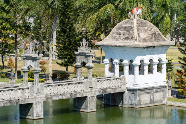 Indonesia, Bali, Karangasem, ponte nel giardino del castello d'acqua Abang — Foto stock