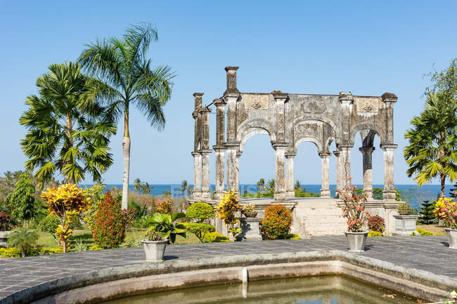 Indonesia, Bali, Karangasem, Castillo de agua Abang en el mar - foto de stock