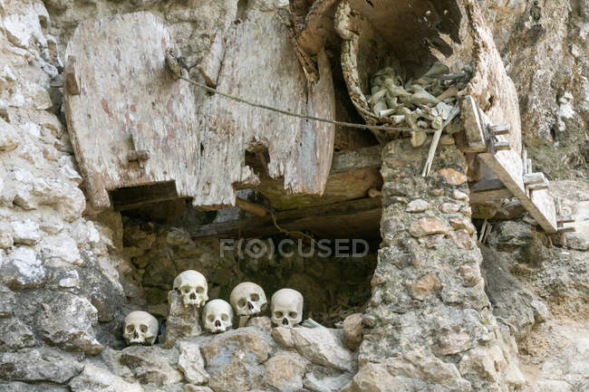 Indonésia, Sulawesi Selatan, Toraja Utara, Torajaland, crânios e ossos, túmulos de rocha, culto à morte — Fotografia de Stock