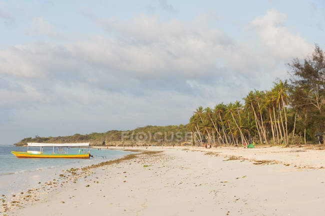 Indonesia, Sulawesi Selatan, Bulukumba, Spiaggia di Bira, barca da spiaggia tropicale sabbiosa la sera — Foto stock
